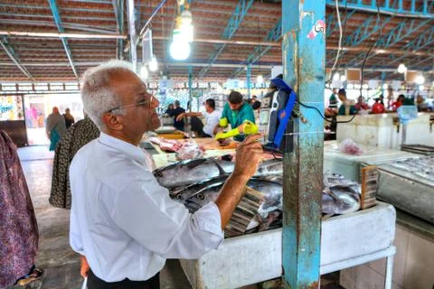 Payment for purchases on fish bazaar using mobile terminal, Iran. Foto stock
