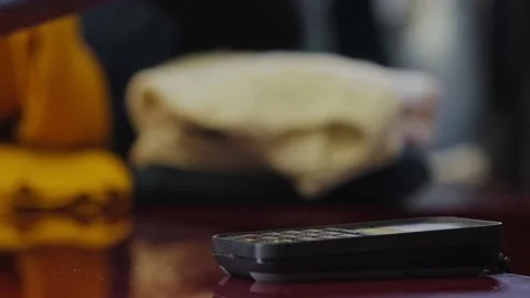 Payment for purchases through the terminal close-up. Vidéo 171286467