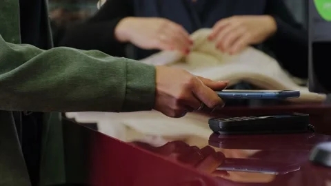 Payment for purchases through the terminal in the middle plan. Vidéo 171286513