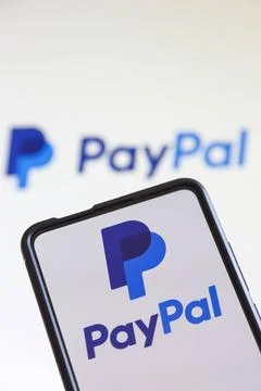  PayPal Logo des online Zahlungsanbieters auf einem Handy und Bildschirm S... Stock Photos