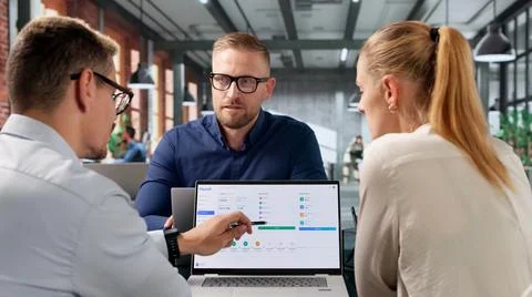 Payroll Manager And Team Discuss New Software For Automated Salary Processing Foto stock