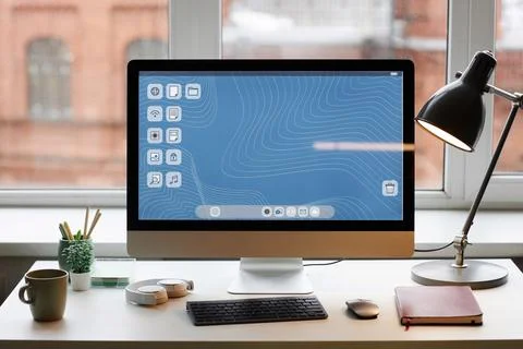 Pc Computer on Desk Setup Against Window Foto stock