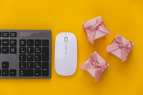 PC keyboard with gift boxes on yellow background. Top view Stockfoto's