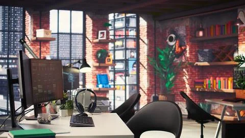 PC shows deep neural network development tools in an empty agency setting Foto stock