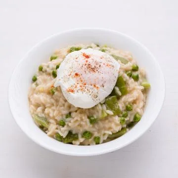 Pea risotto with egg Foto stock