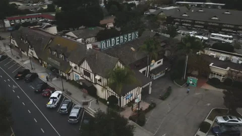 Pea Soup Andersen's | Aerial Orbiting Clockwise | Buellton, CA | Drone | 4K Vídeos de archivo 173330700