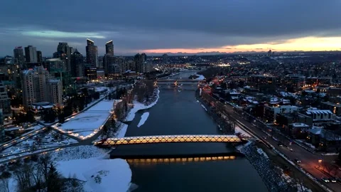 Peace bridge Bow river pan down push forward cinematic winter evening Vídeos de archivo 334698724