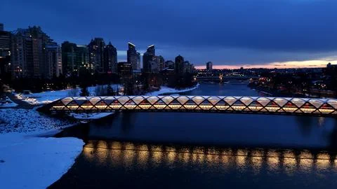 Peace Bridge Reflections on Bow River During Winter Blue Hour in Calgary Alberta Foto stock