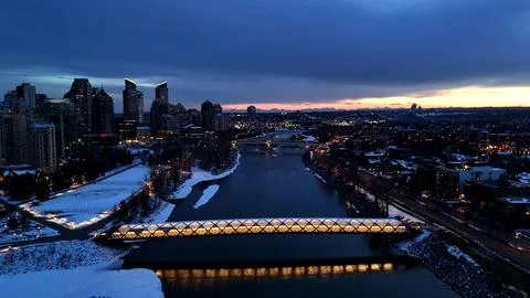Peace Bridge Reflections on Bow River During Winter Blue Hour in Calgary Alberta Foto stock