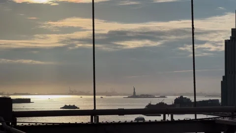 Peaceful cityscape highlighted by a beautiful reflection and an iconic landmark Vídeo Stock 291509027