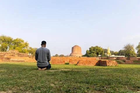 Peaceful day scene of young devotee performing holy rituals at sarnath dham.. 库存照片