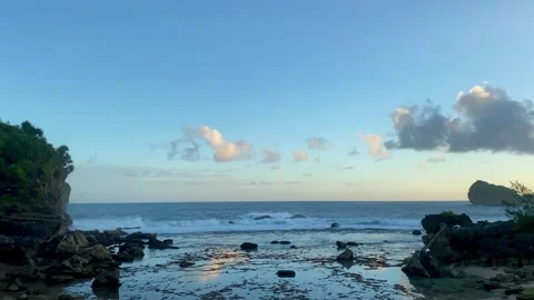 Peaceful Evening Beach View with Ocean Waves and Coastal Rocks Vídeo Stock 335713032