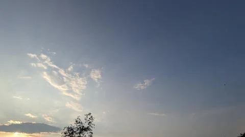 A peaceful evening sky gradient from deep blue to light gray near the horiz.. Foto stock