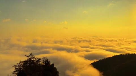 Peaceful Golden Cloudscape Timelapse over Mountain Range Vídeos de archivo 332524455