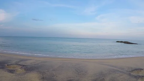 Peaceful Lapping Beach Scene in Arugum Bay Sri Lanka 動画素材 90068142