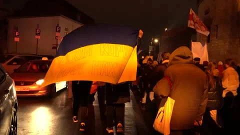 Peaceful march with posters and flags supporting Ukraine Vídeo Stock 171536019