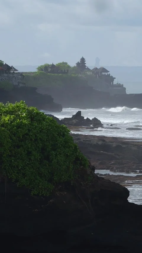 Peaceful Morning At Cliffside With Waves And Local Vendors On Shore Видео 330974341