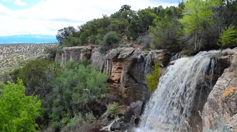 Peaceful Mountain Waterfall Stockbeeldmateriaal 50117082