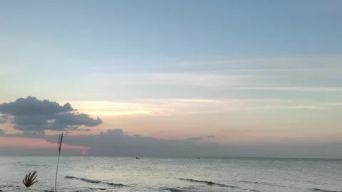 Peaceful Ocean Sunset with Clouds and Gentle Waves Video stock 341505740