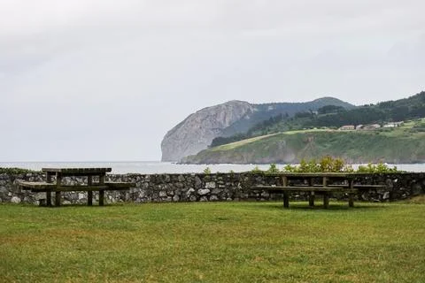 Peaceful Park by the Ocean, view to green Basque mountains from Mundaka, Spai Foto stock