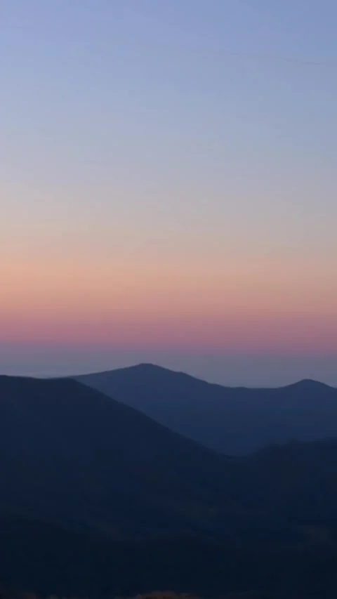 A peaceful sunset scene captured in vertical footage, showcasing the Smoky Stockbeeldmateriaal 287119610