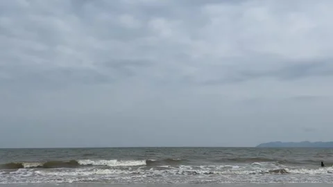A peaceful view of the ocean under a cloudy sky on a calm day Vídeos de archivo 334163961