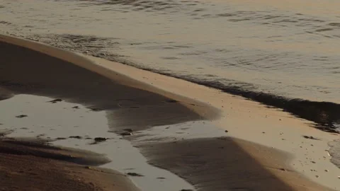 Peaceful waves on a shore. Stock-Footage 167164622