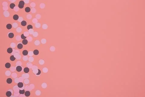 Peach-colored background with confetti. Stock-Fotos