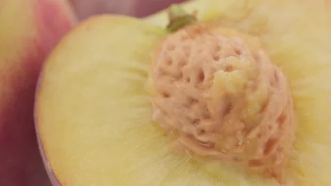 Peach fruit slices rotates around its axis, macro Vídeo Stock 136101430