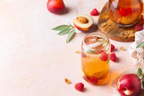 Peach raspberry iced tea, summer refreshing drink, beverage, cocktail Foto stock