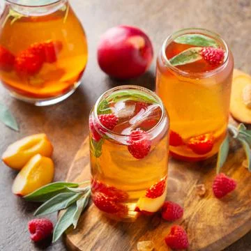 Peach raspberry iced tea, summer refreshing drink, beverage, cocktail Foto stock
