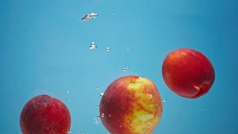 Peaches fall into water Vídeos de archivo 159286584