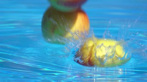 Peaches falling into water 動画素材 146627243