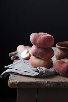Peaches on an old rustic table Foto stock