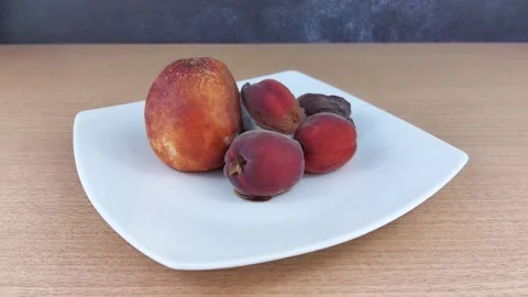 Peaches rot in timelapse in the plate Video stock 246750979