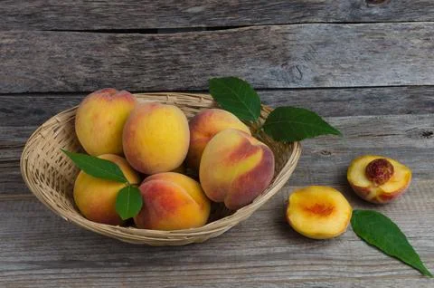 Peaches in a wicker basket 库存照片