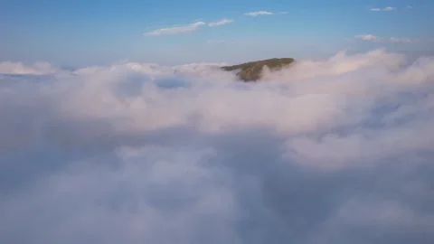 Peak clouds above Vídeos de archivo 246905522