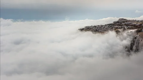 The peak of the rock is higher than the clouds. Vídeo Stock 254935741