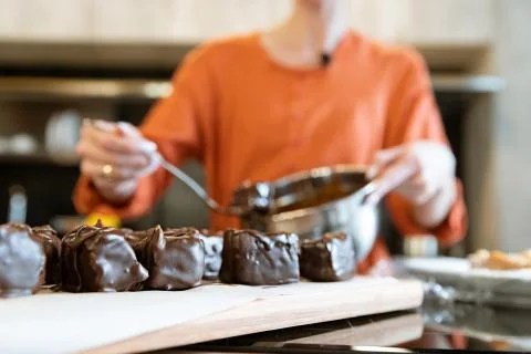Peanut Bar Cooking Process in Chocolate Glaze Stock-Fotos