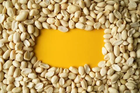 Peanuts background. whole and half nuts on yellow background. Foto stock