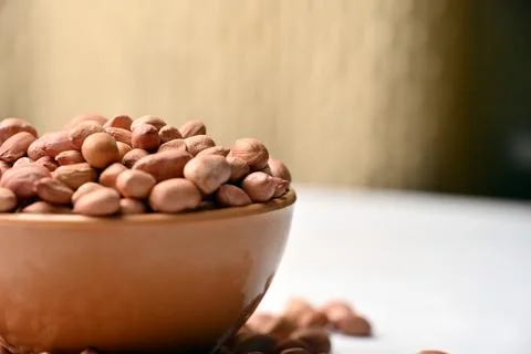 Peanuts in Bowl Front View with Defocus Background Macro Photography Foto stock