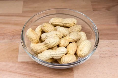 Peanuts on bowl on a wooden beech table Stockfoto's