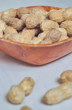 Peanuts in a brown bowl Stockfoto's