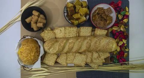 Peanuts in the shape of sweets, paçoca, cornmeal cake and peanut butter on bre Stock-Fotos