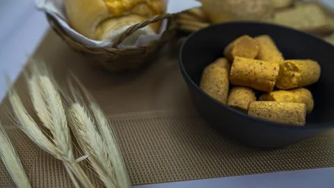 Peanuts in the shape of sweets, paçoca, cornmeal cake and peanut butter on bre Foto stock