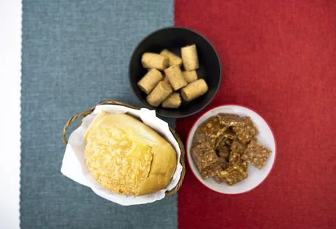 Peanuts in the shape of sweets, paoca, cornmeal cake and peanut butter on bre Foto stock