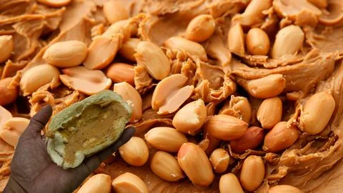 Peanuts in the shape of sweets, paoca, cornmeal cake and peanut butter on br- Foto stock