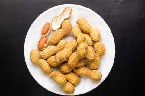 Peanuts in shell on dark background, close up Foto stock