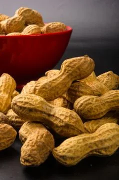 Peanuts in shell on dark background, close up Foto stock