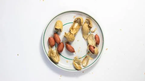 Peanuts in a shell that flakes on a saucer. Foto stock
